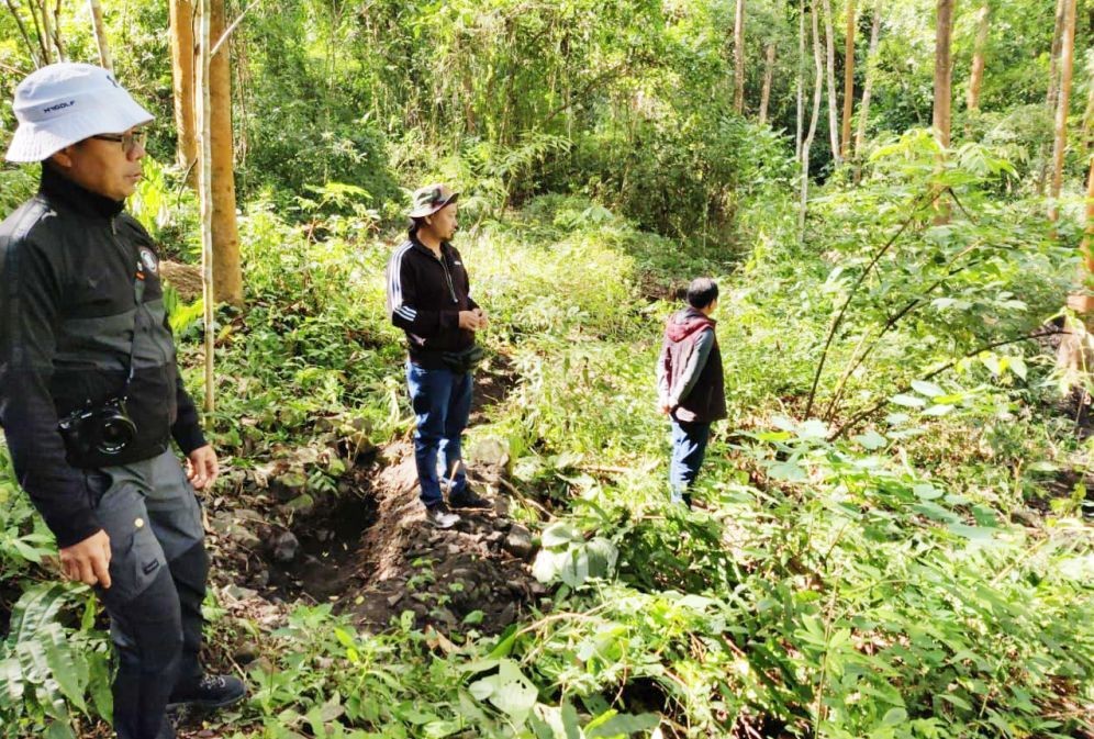 Additional Director of Land Resources Albert Ngullie and others during the field visit at Langzanger as part of their tour from November 18 to 19.